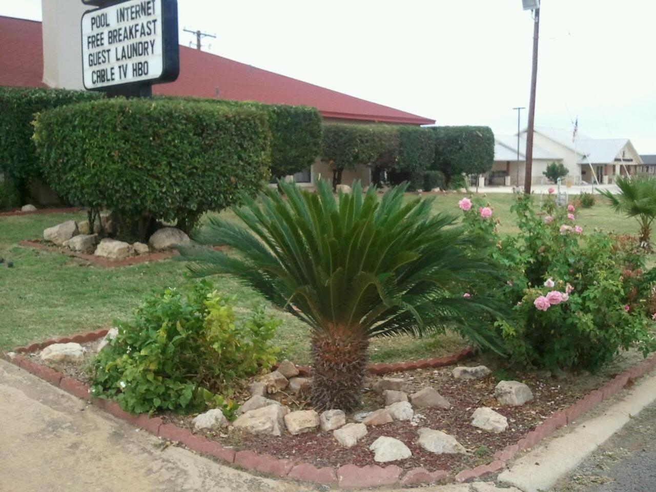 Royal Inn Pearsall Exterior photo