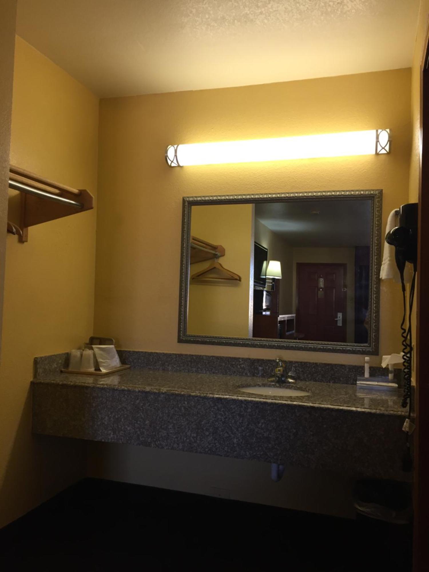 Royal Inn Pearsall Room photo