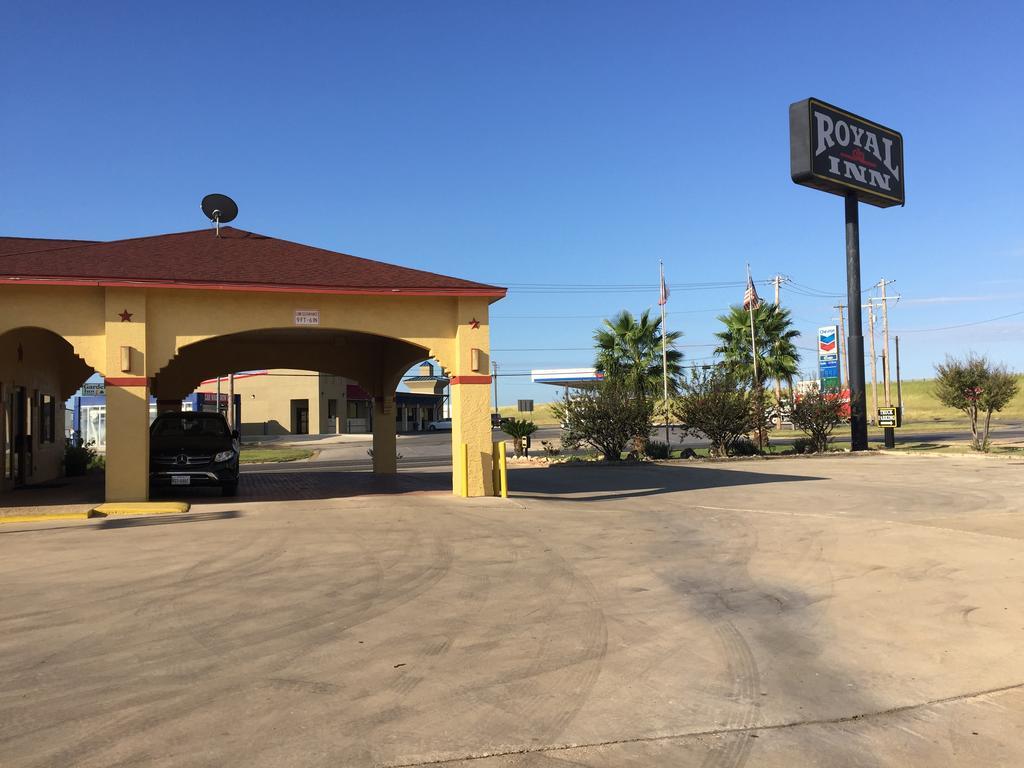 Royal Inn Pearsall Exterior photo