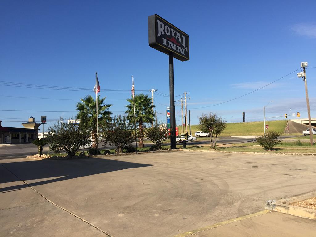 Royal Inn Pearsall Exterior photo