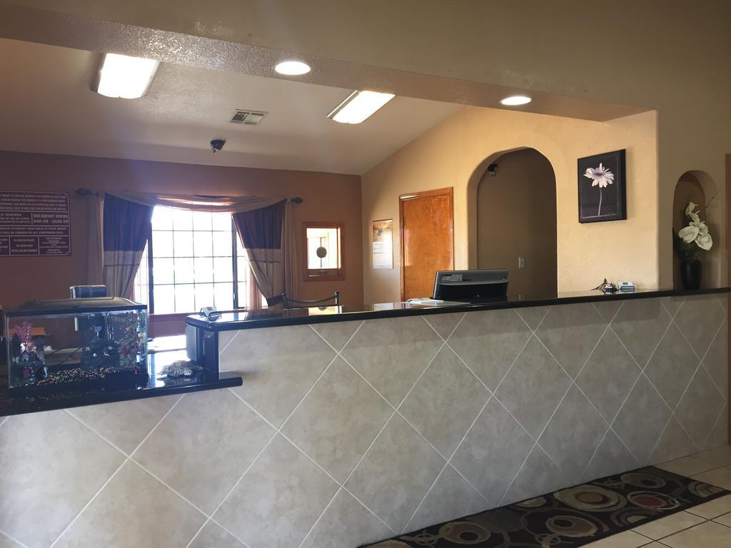 Royal Inn Pearsall Exterior photo