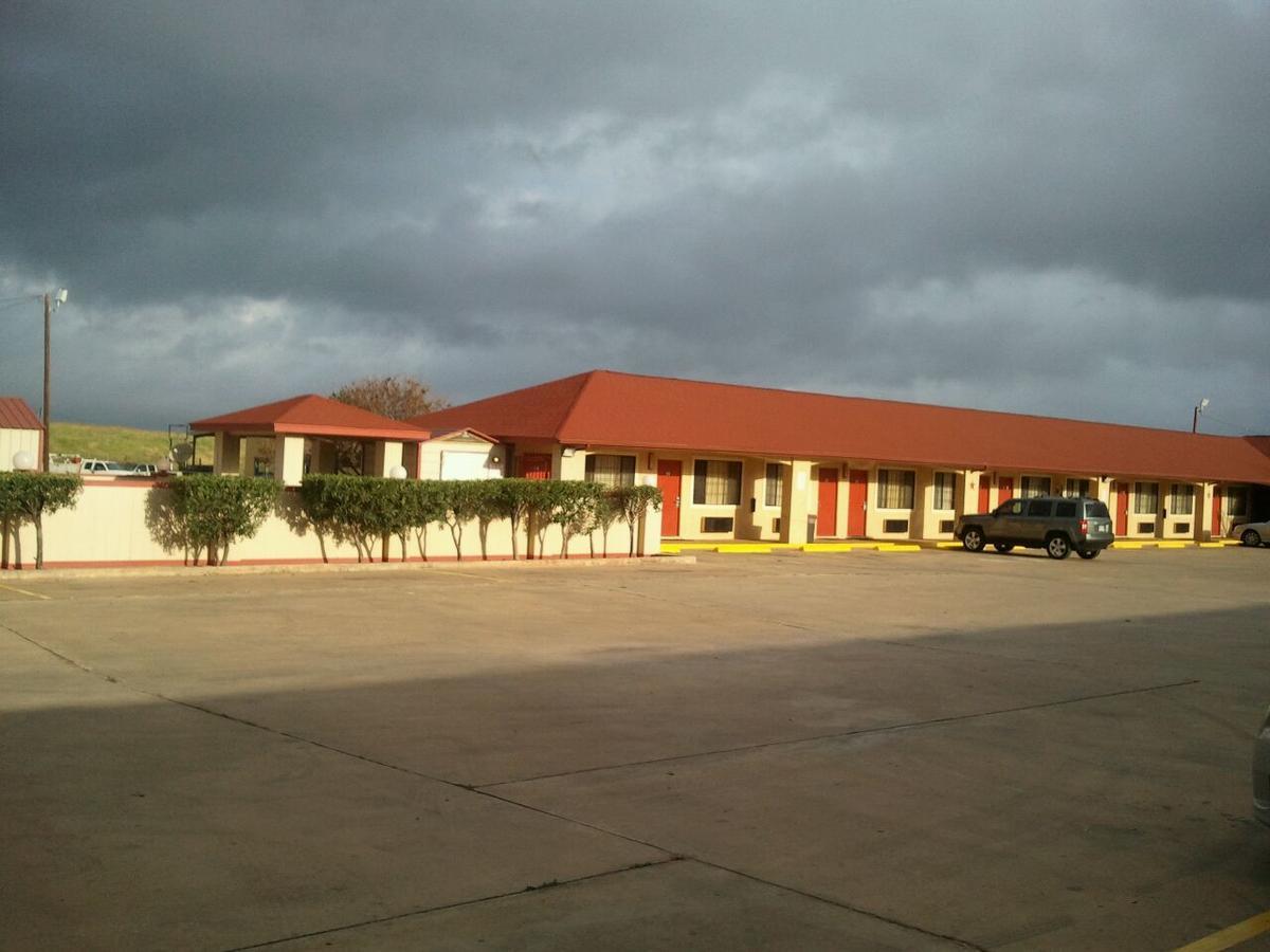 Royal Inn Pearsall Exterior photo