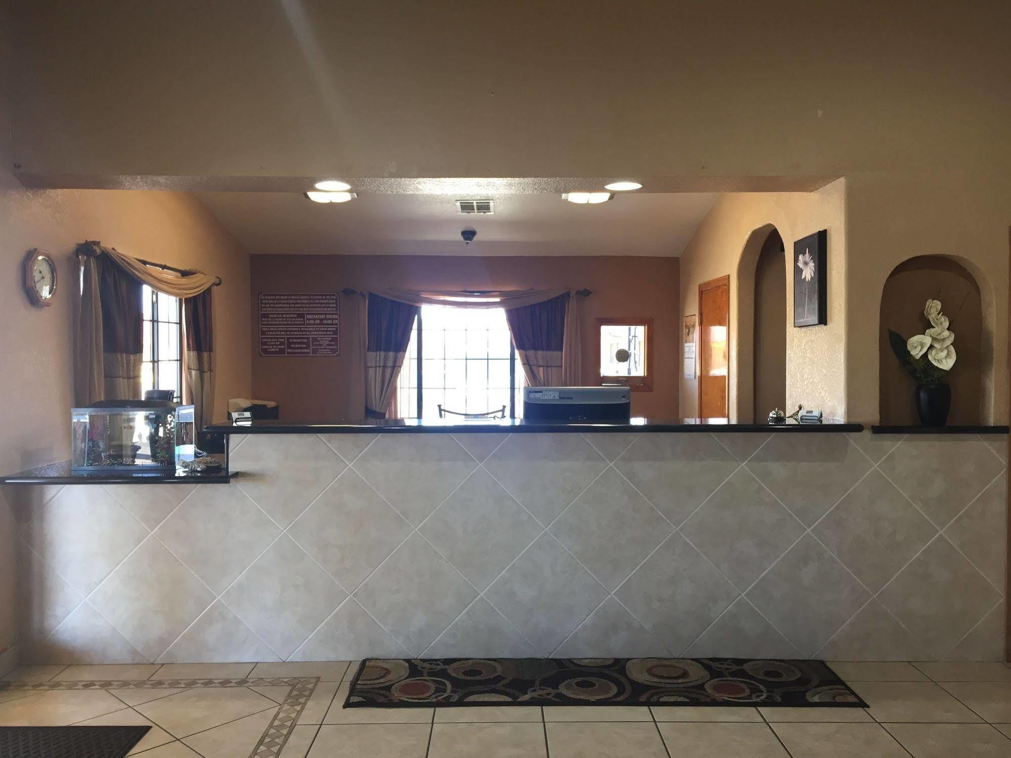 Royal Inn Pearsall Exterior photo