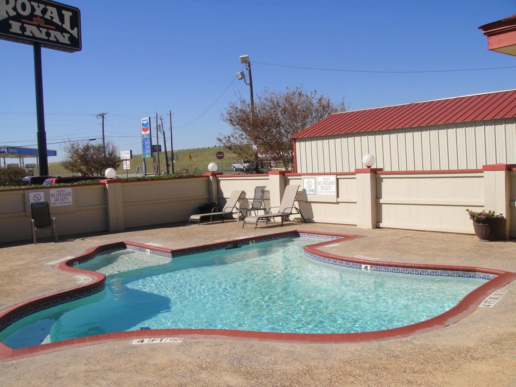 Royal Inn Pearsall Exterior photo